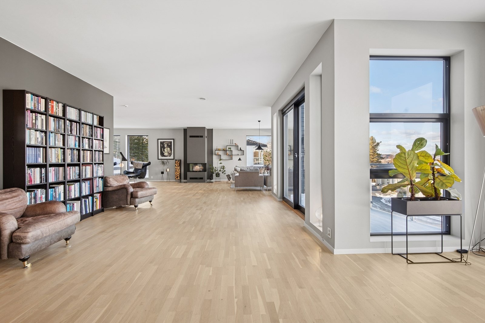 I tillegg til store vinduflater er det også god veggplass. Galleribilde