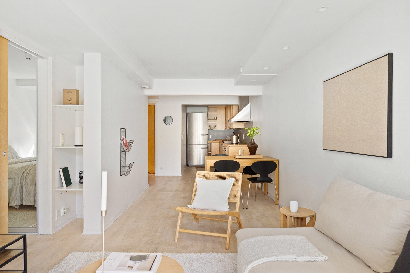 Stue og kjøkken inviterer til en sosial sone og har rikelig med plass til både sofa- og spisegruppe. Galleribilde