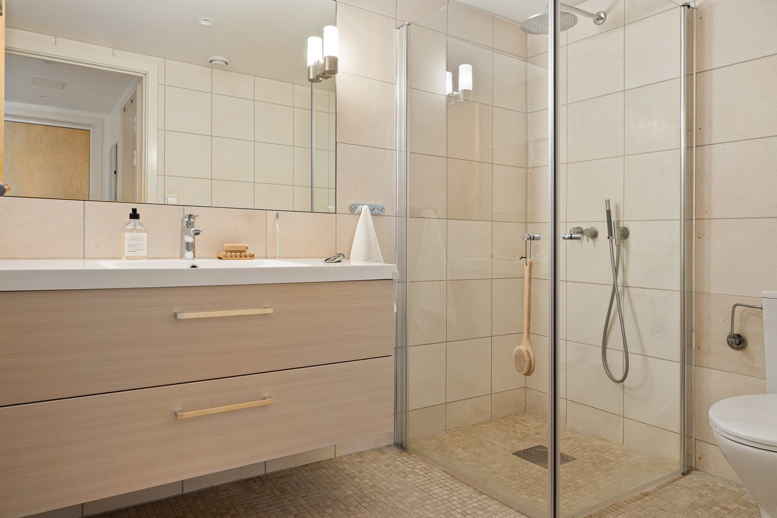 Badet er på 5kvm og har en fullverdig baderomsinnredning. Galleribilde