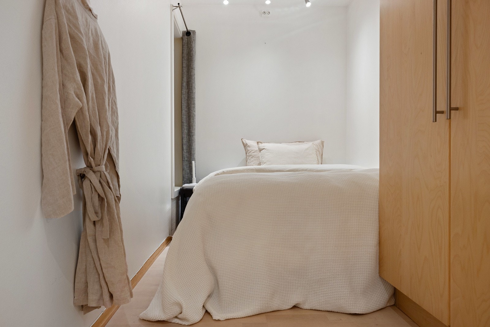 Åpent soverom med plass til garderobeskap og mindre dobbeltseng. Galleribilde