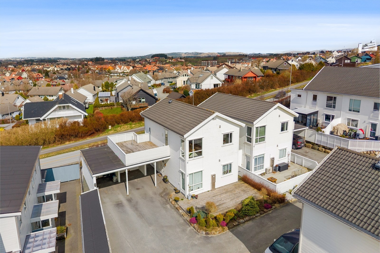 En lys og pen leilighet beliggende i andre etasje med to soverom og egen takterrasse. Galleribilde