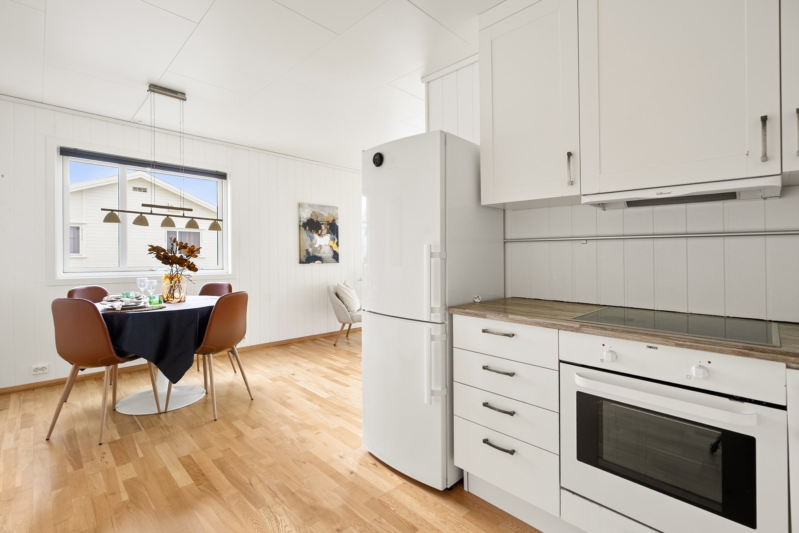 Til hvitevarene er det frittstående kjøleskap og oppvaskmaskin, men med integrert ovn og platetopp. Galleribilde