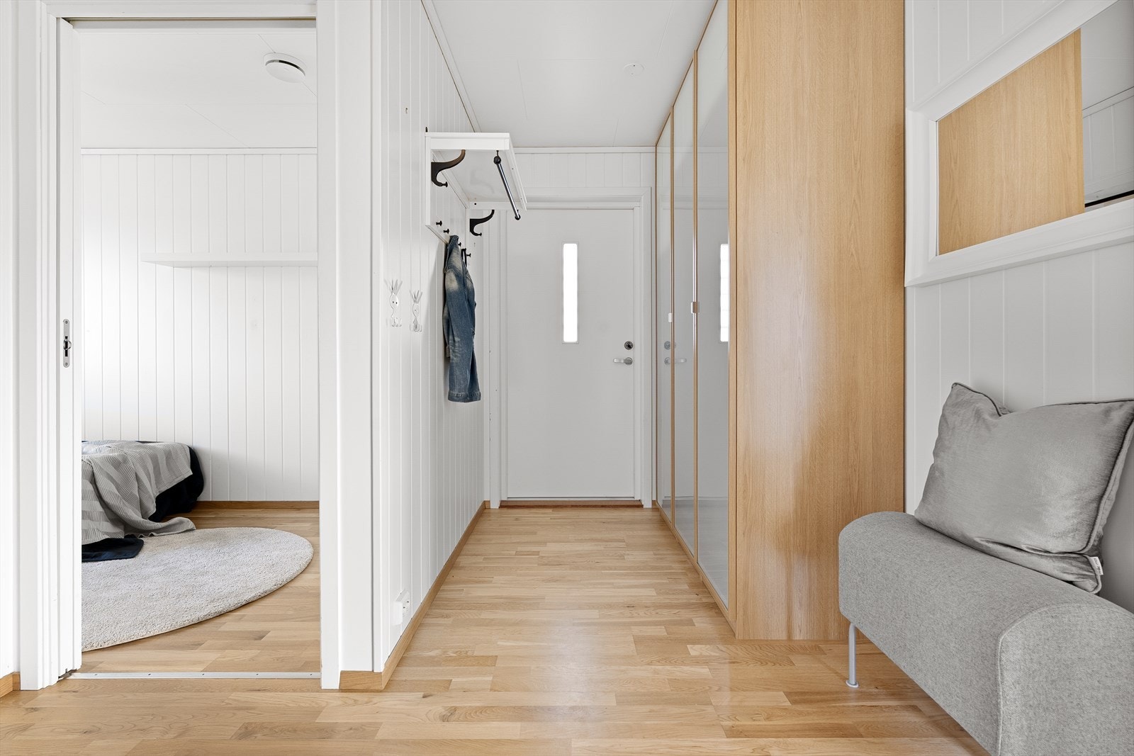 For oppbevaring og lagring har du god plass til dette i bod som du har tilgang til fra gangen. Inne i leilgheten har du i tillegg tilgang til loft via loftsluke for mer lagring. Galleribilde
