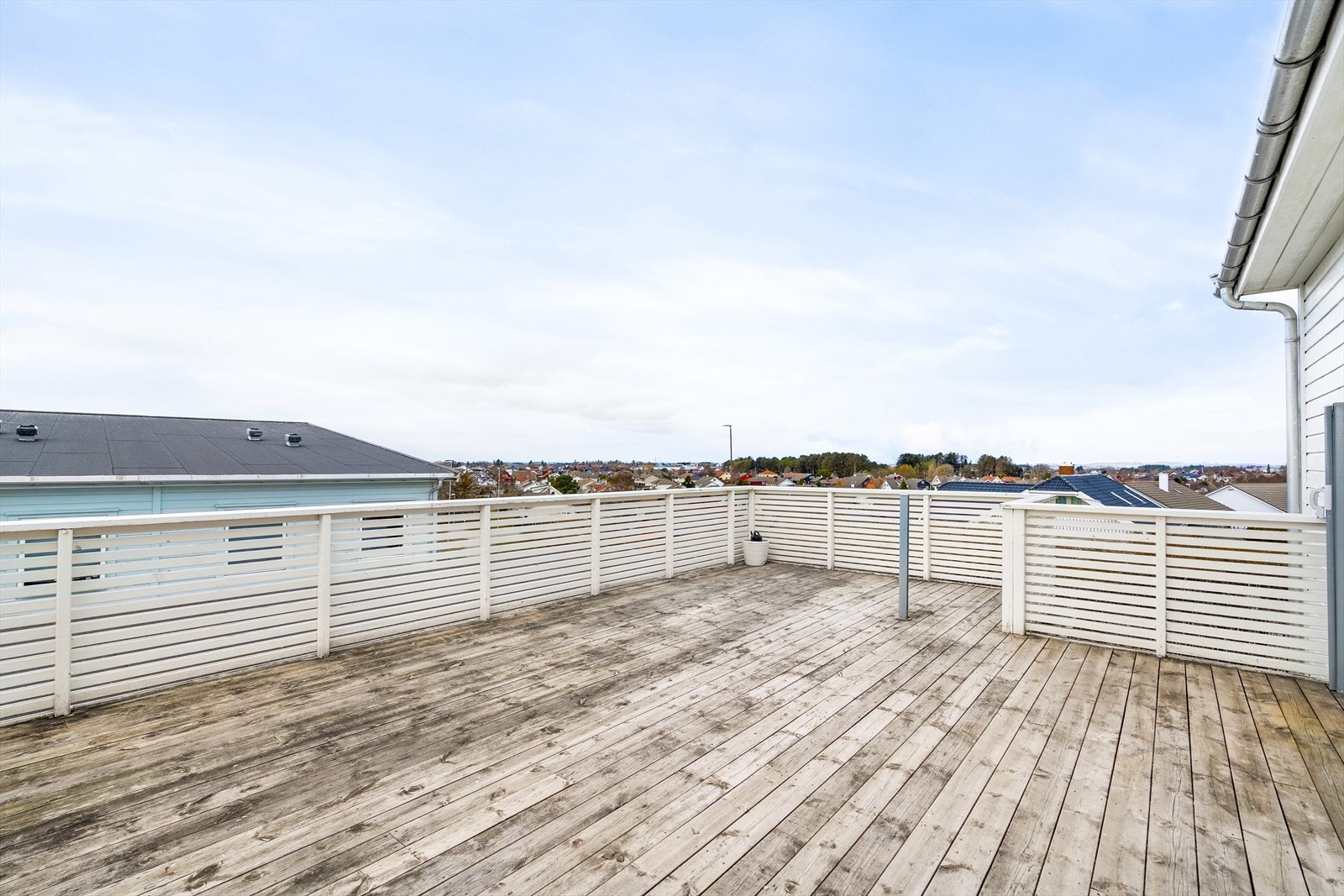 Stor takterrasse over carport. Galleribilde
