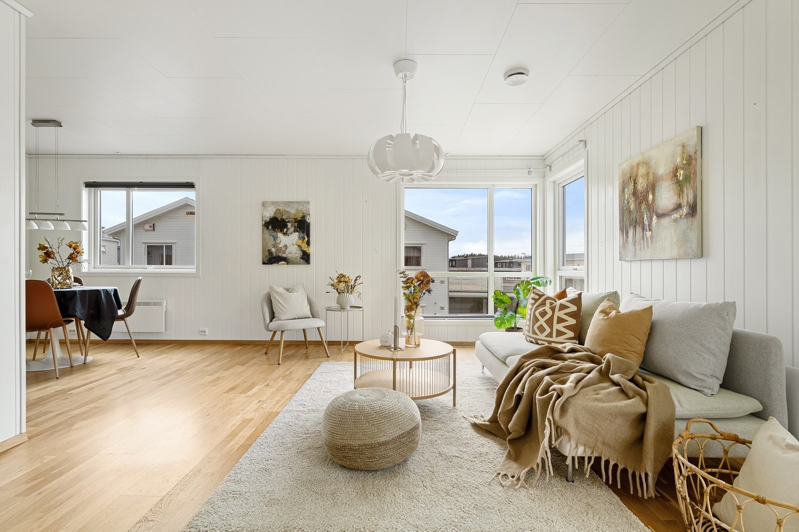 Leiligheten er i 2.etasje på en ende - noe som gir stuen flere vindusflater, som igjen gjør at rommet oppleves som lyst og romslig. Galleribilde