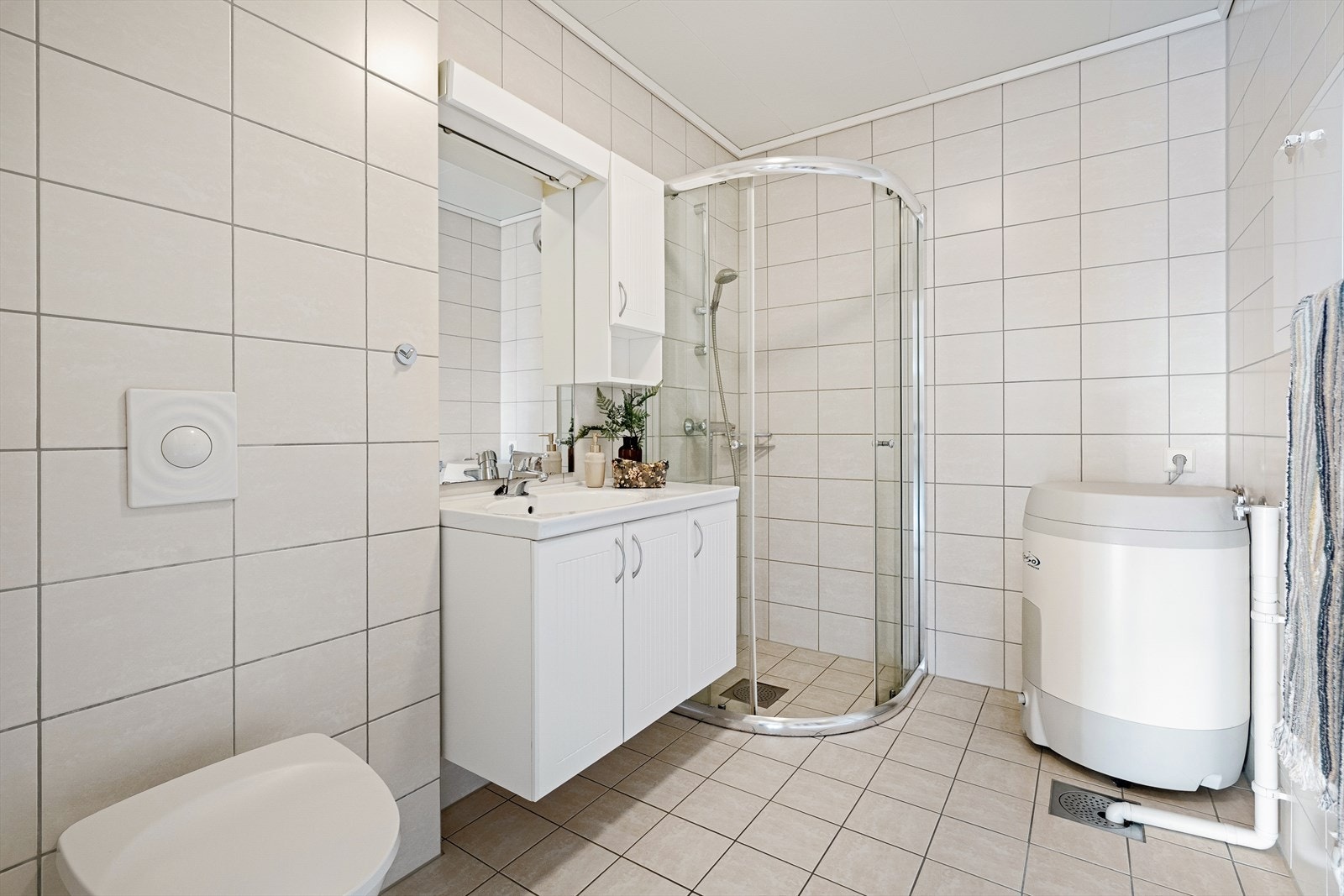 Badet er flislagt på både gulv og vegg, med varmekabler i gulv. Galleribilde