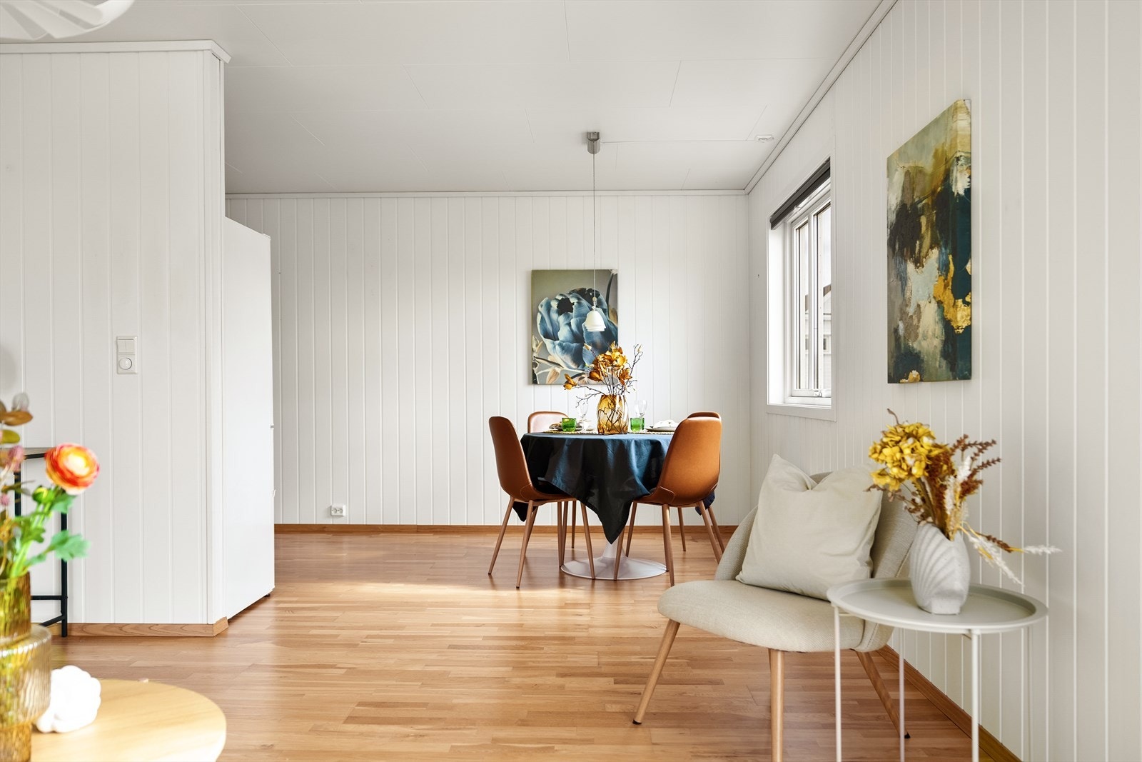 Det er åpen løsning mellom stue og kjøkken, men med en noe avskjermet kjøkkendel hvor det er god plass til spiseplass mellom stue og kjøkken. Galleribilde