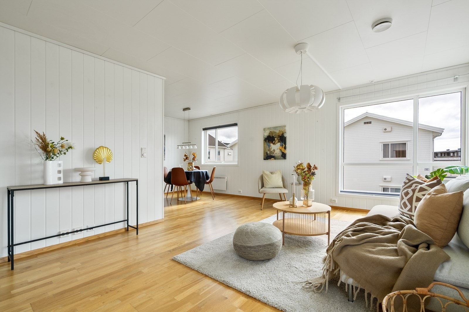 Lyst og pent! Det er gjennomgående parkett på gulv og MDF-plater på vegg. Til oppvarming er det elektriske panelovner. Galleribilde