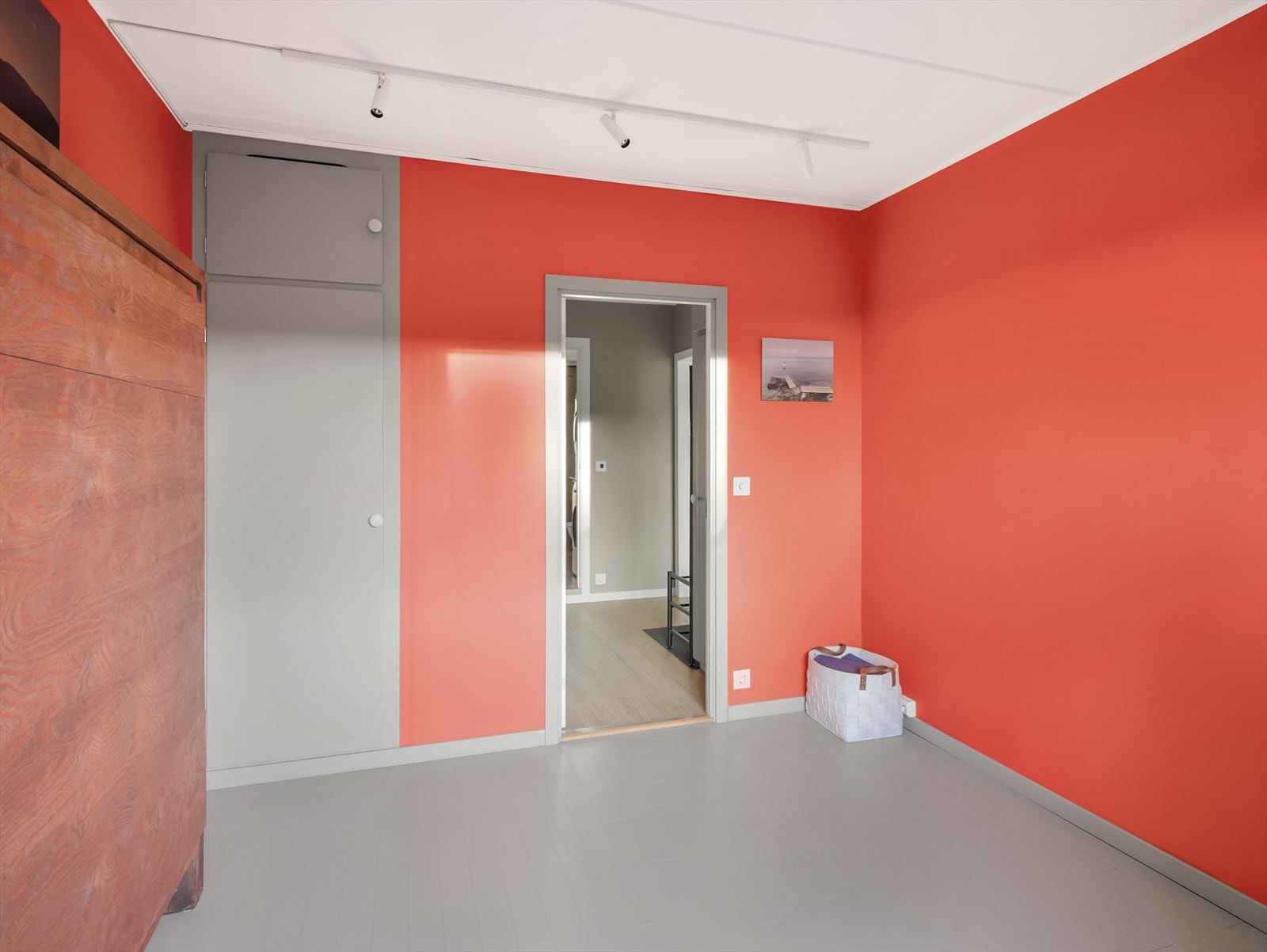 Soverommet har garderobeskap og spotter i taket. Galleribilde