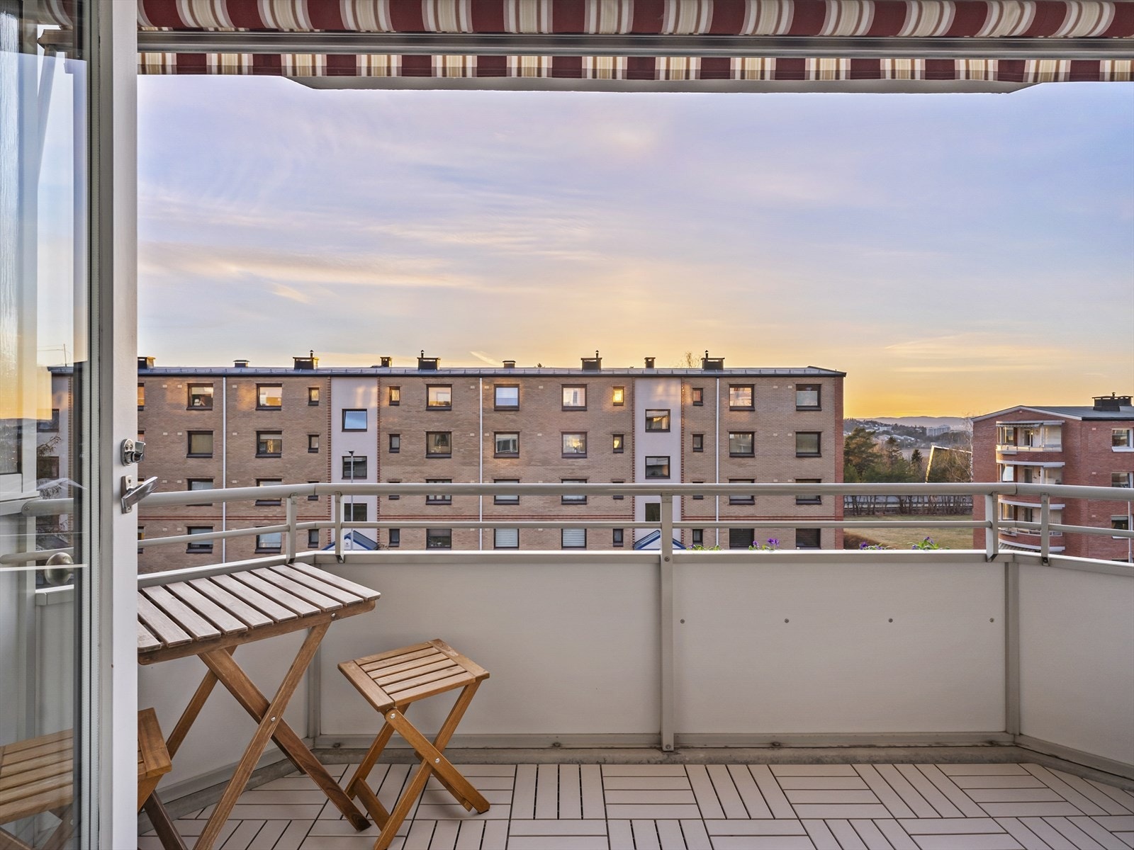 Balkongen har flott terrassegulv og elektrisk markise. Galleribilde