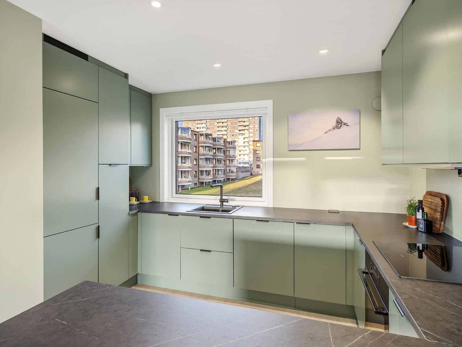 Kjøkkenet er innredet med oppvaskkum, integrerte hvitevarer som koketopp, stekeovn, oppvaskmaskin, kjøl/- fryseskap. Galleribilde