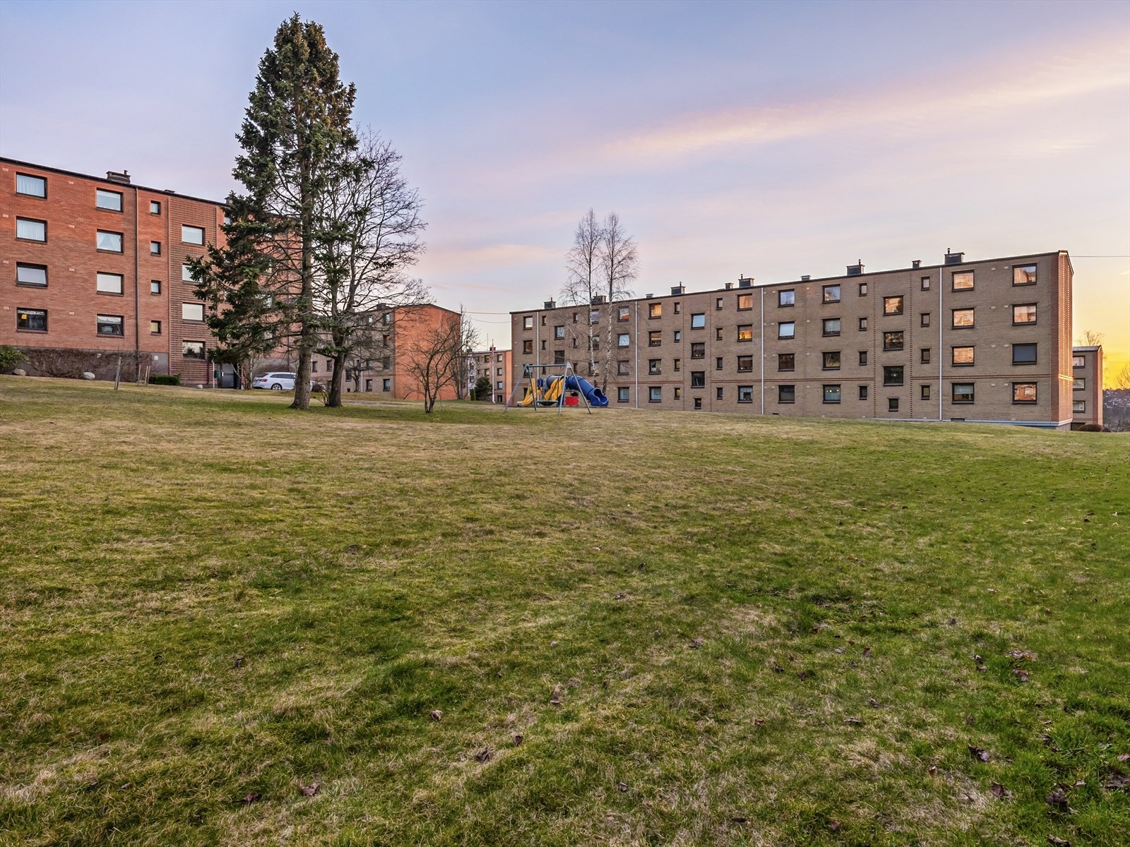 Gangavstand til t-bane og buss, samt Bøler senter med butikker og service tilbud. Galleribilde