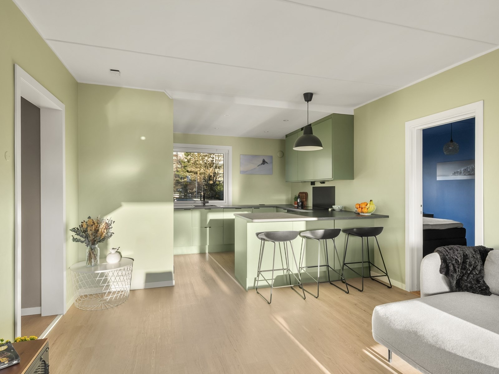 Det er åpen kjøkken/- stueløsning som gjør at man kan underholde gjester når man lager mat. Galleribilde