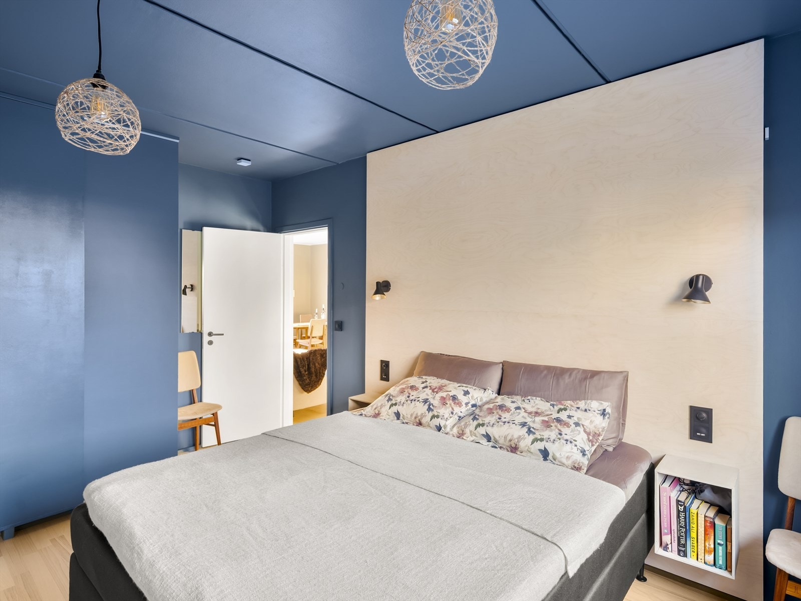 Hovedsoverommet har god plass til dobbeltseng med tilhørende møblement, samt medfølgende garderobeskap. Galleribilde