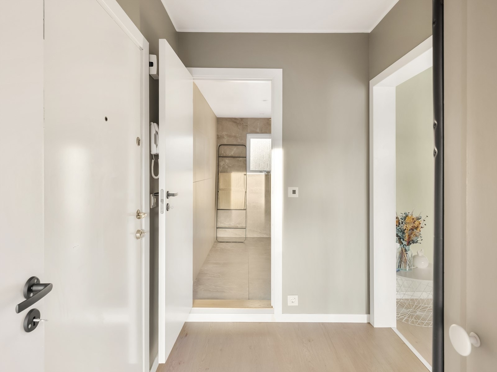 Innbydende entré med callinganlegg. Det er varmefolie under gulvet. Galleribilde