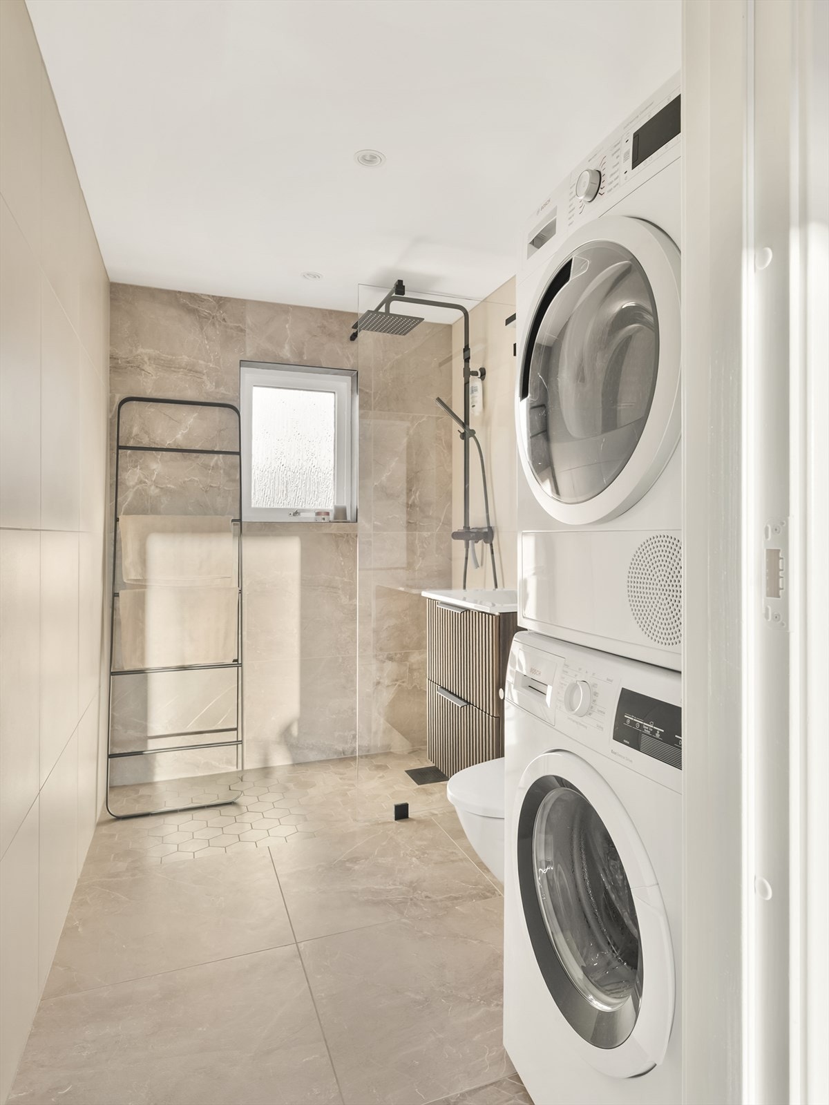 Flott flislagt baderom pusset opp i 2021. Galleribilde