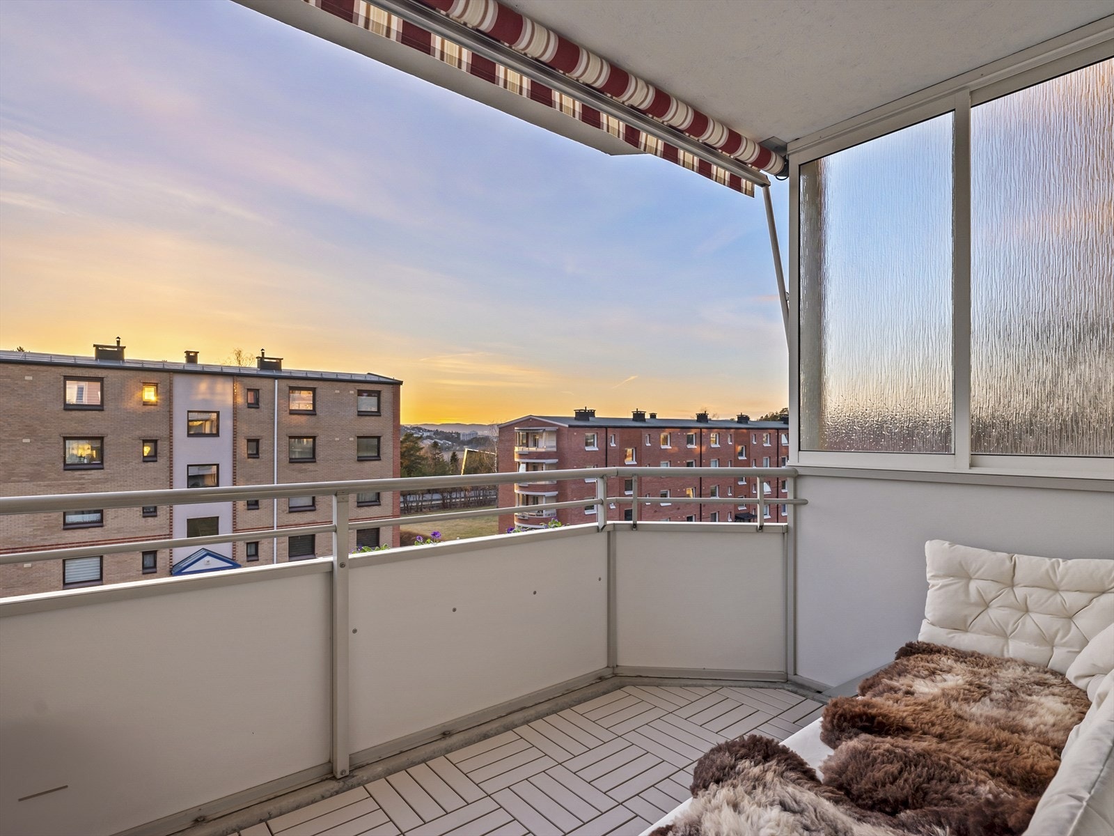 Fra stuen er det utgang til vestvendt balkong på 8m². Galleribilde