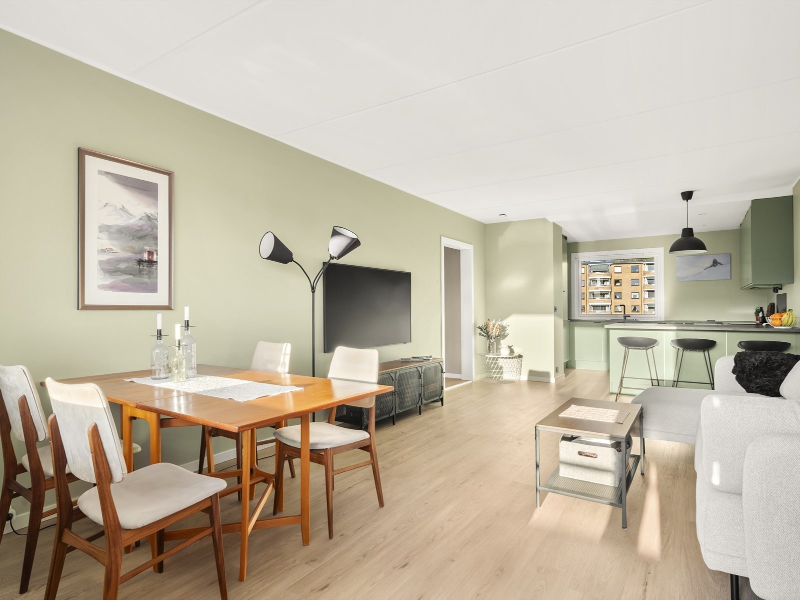 Stuen er romslig med både plass til spisestue og sofastue. Galleribilde