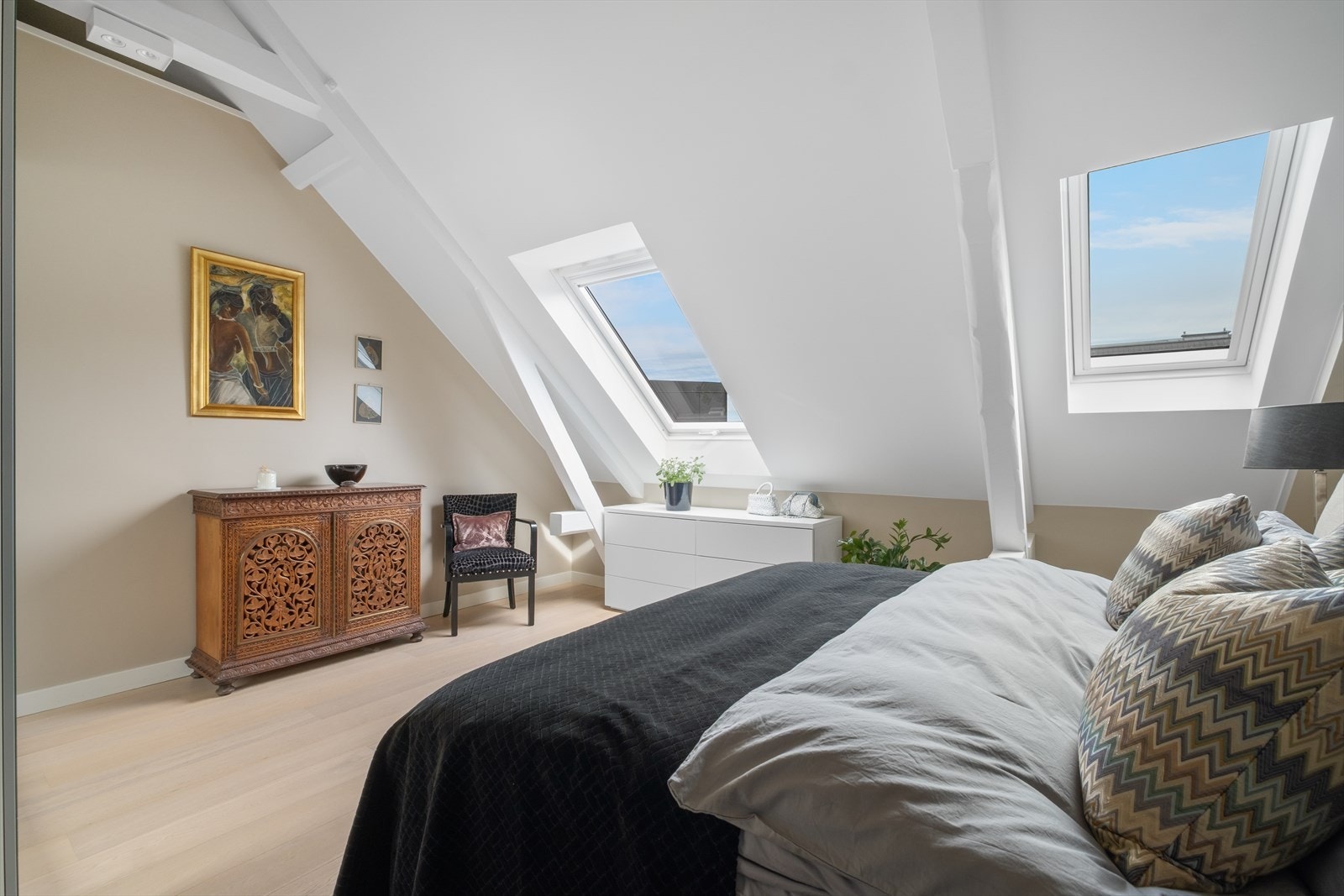Store vindusflater som gir rikelig med luft og lys. Galleribilde