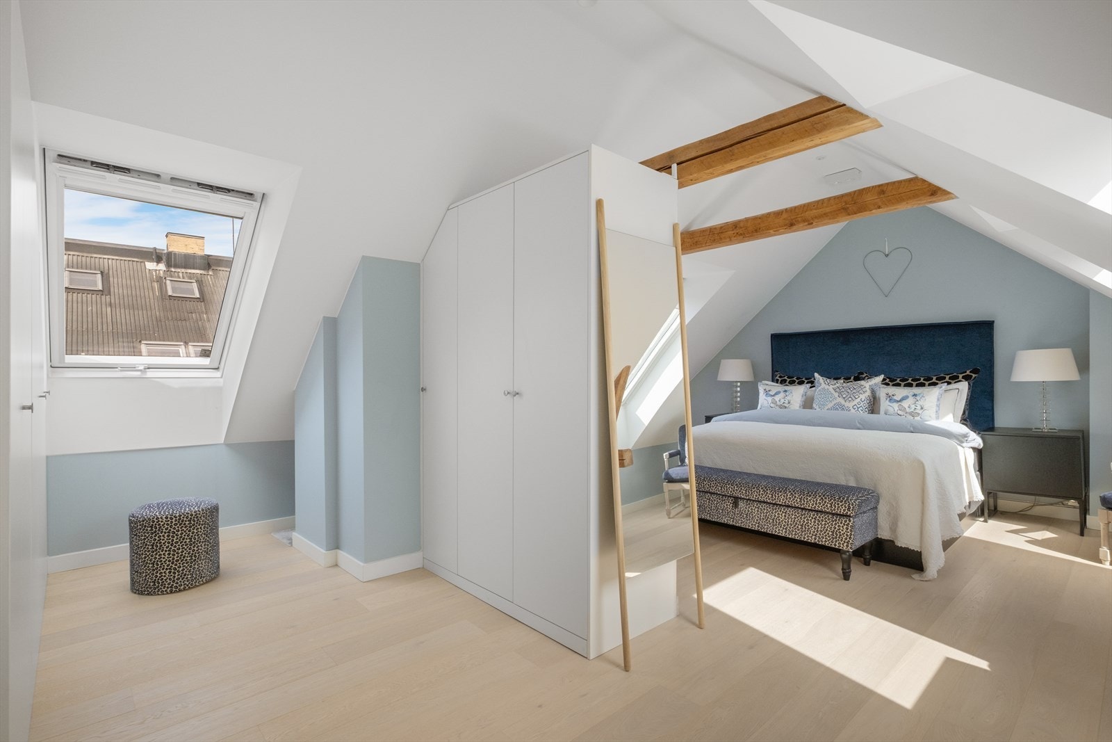 Romslig hovedsoverom med walk-in. Galleribilde