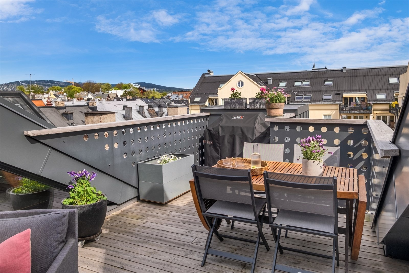 Takterrassen ligger høyt og fritt og oppleves som svært usjenert. Galleribilde