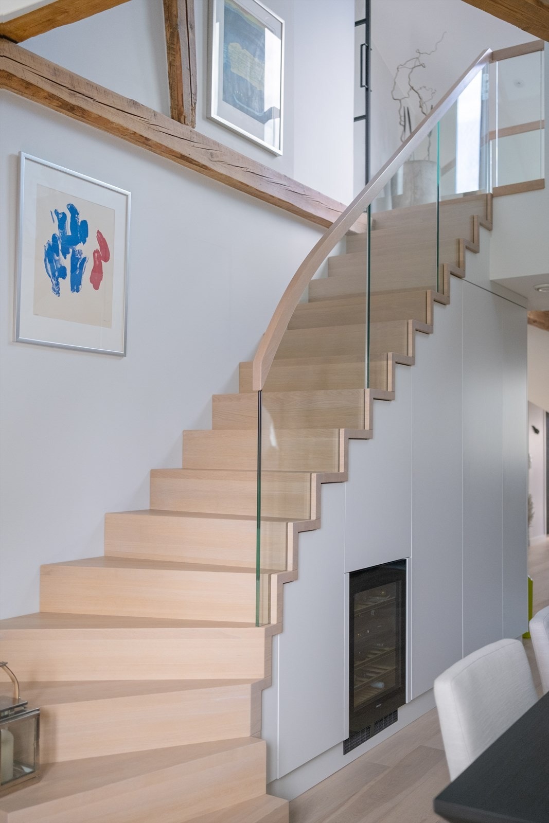 Trappen i seg selv er som et kunstverk i leiligheten. Galleribilde