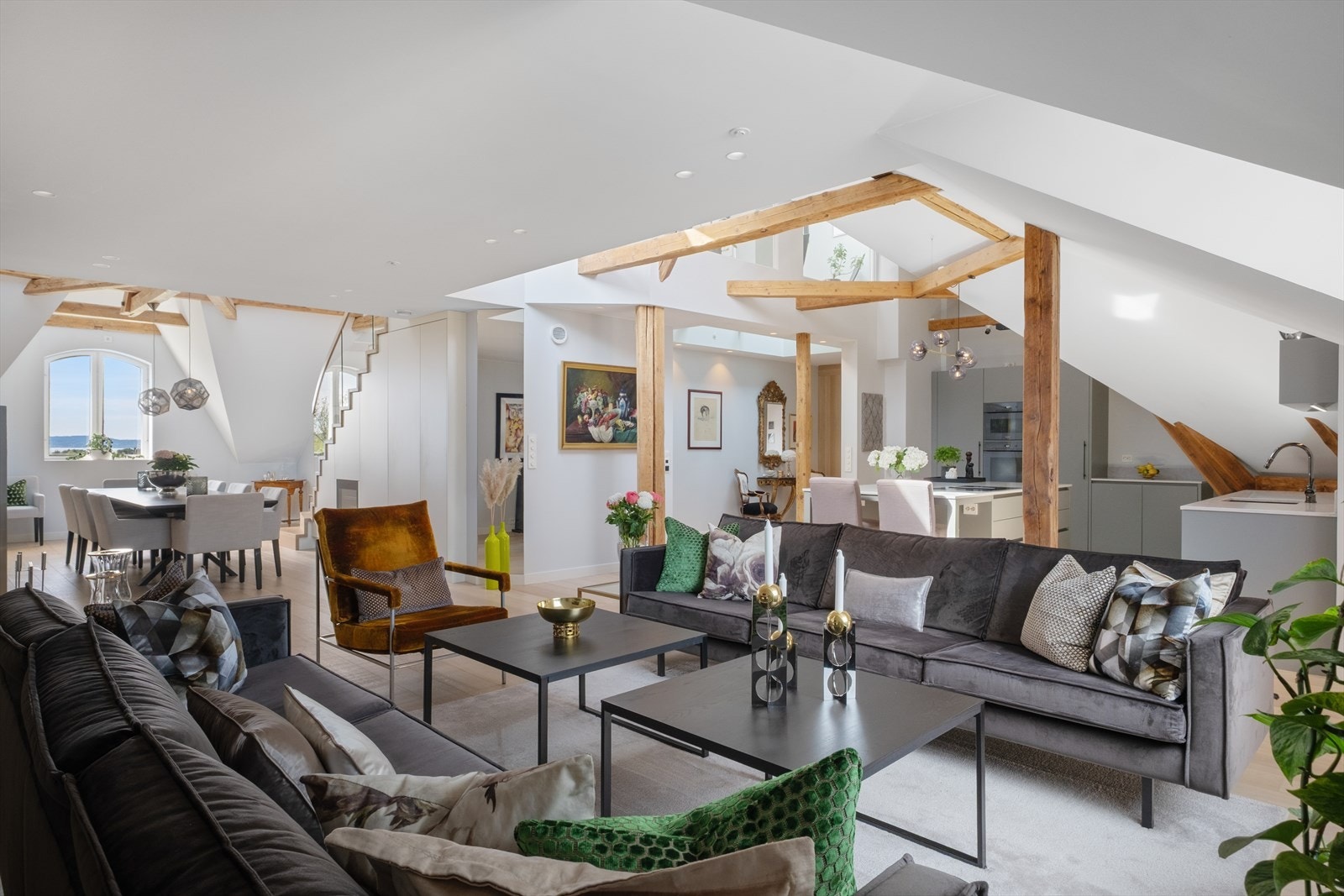 Hele leiligheten ble ombygget/oppusset i 2019 med fokus på detaljer og kvalitet. Galleribilde