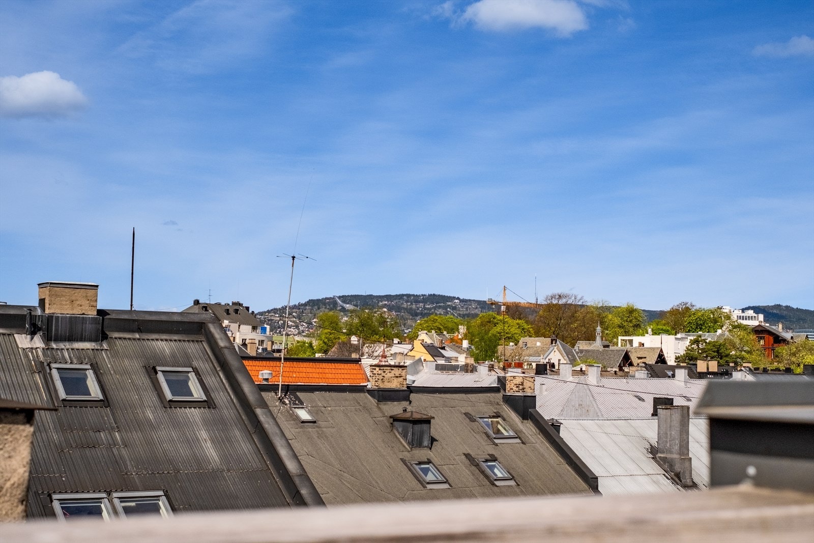 Utsikt mot Holmenkollen fra takterrassen. Galleribilde