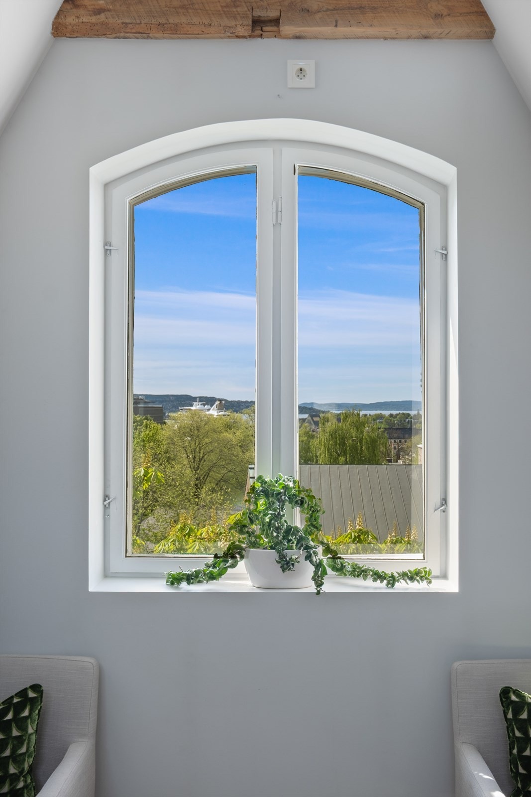 Store vindusflater som gir rikelig med luft og lys. Galleribilde