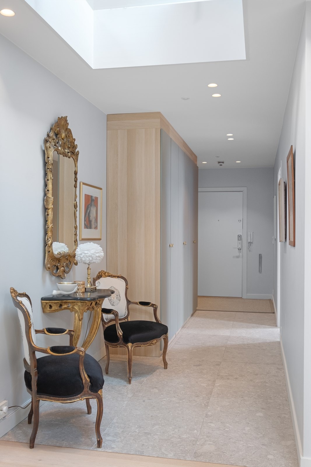 Velkommen inn! Det første som møter deg i leiligheten er en lys og innbydende entré som gir et godt førsteinntrykk av boligen. Galleribilde