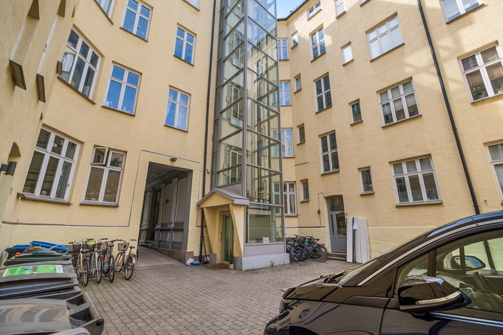 Heisadkomst til leiligheten med heis på utsiden av bygget. Galleribilde