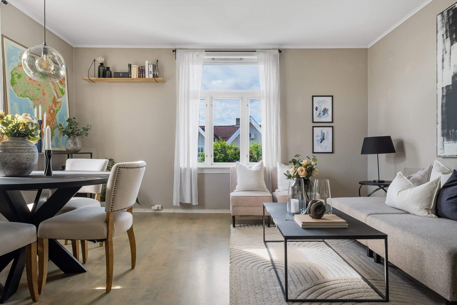 Det er god plass til både sofagruppe og spisebord, noe som gjør rommet perfekt for både hverdag og sosiale sammenkomster Galleribilde