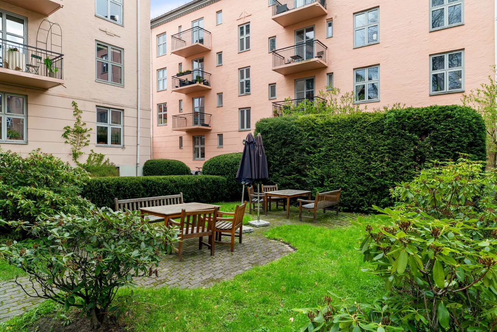 Boligen ligger i et veldrevet aksjelag med en fantastisk bakgård med lekeplass og sittegruppe. Galleribilde