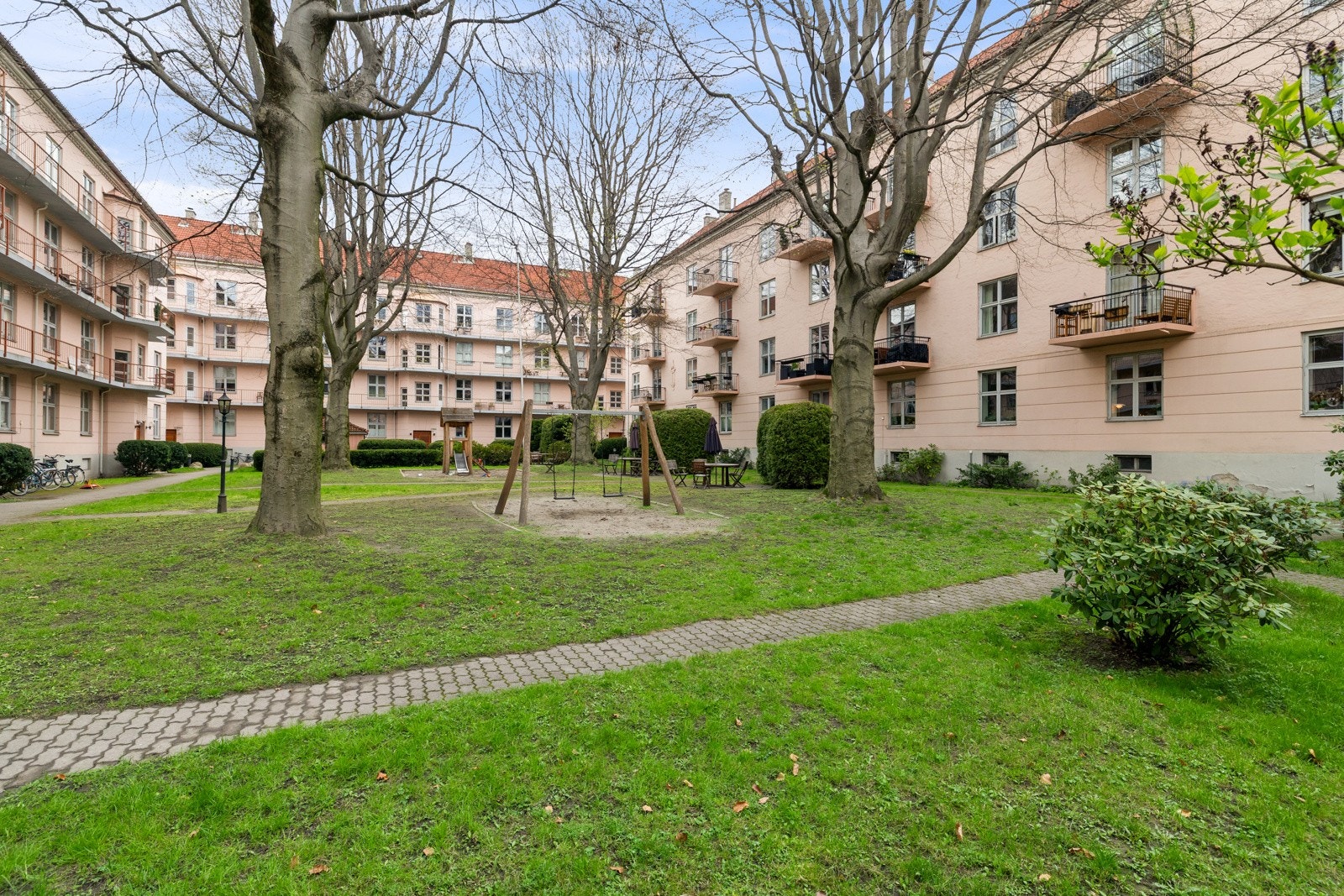 Bakgård. Galleribilde