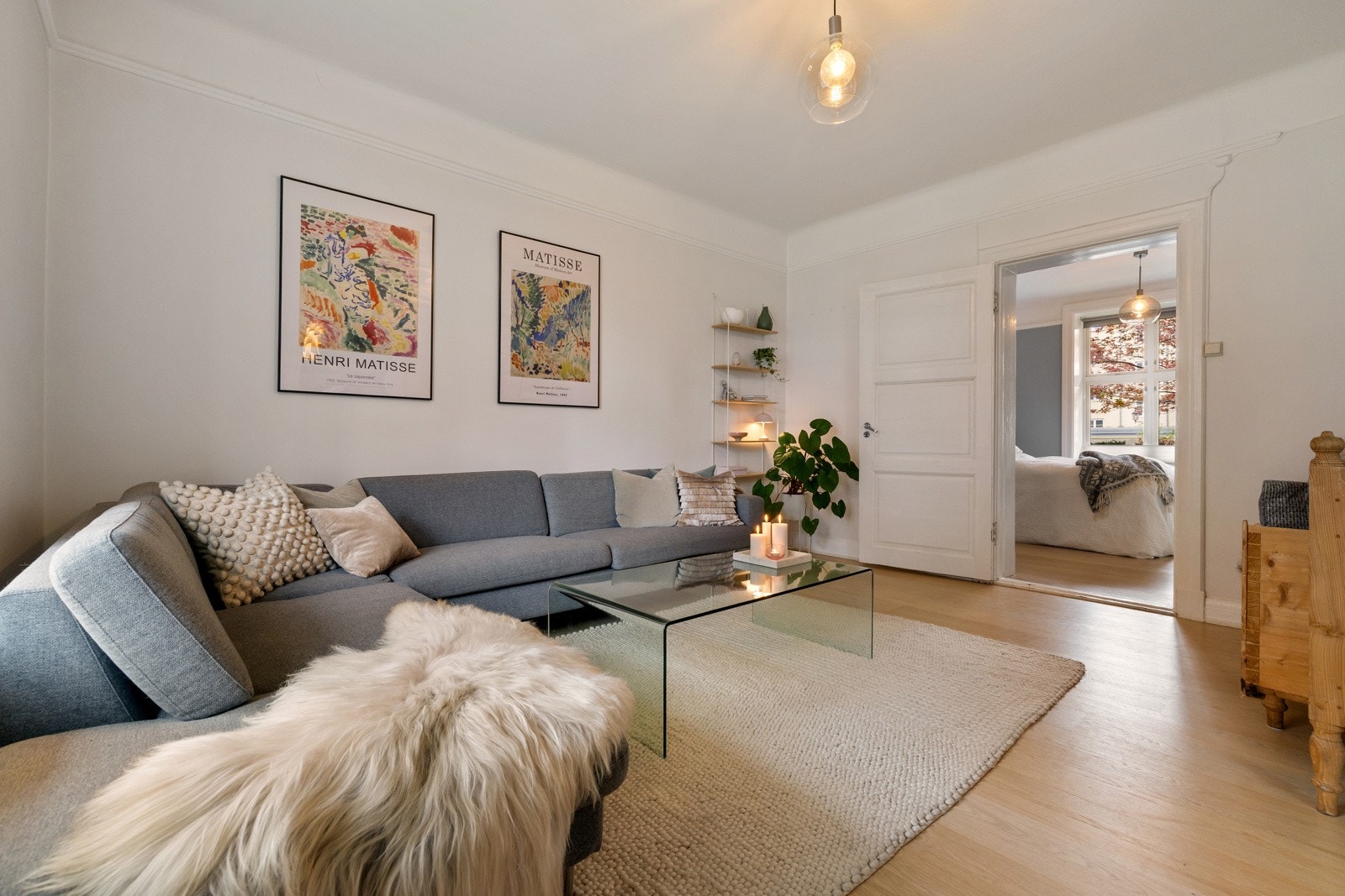 Den generøse takhøyden på 2,77 meter, sammen med 1-stavs parkett (slipt og lakkert i 2018), gir et moderne preg. Galleribilde