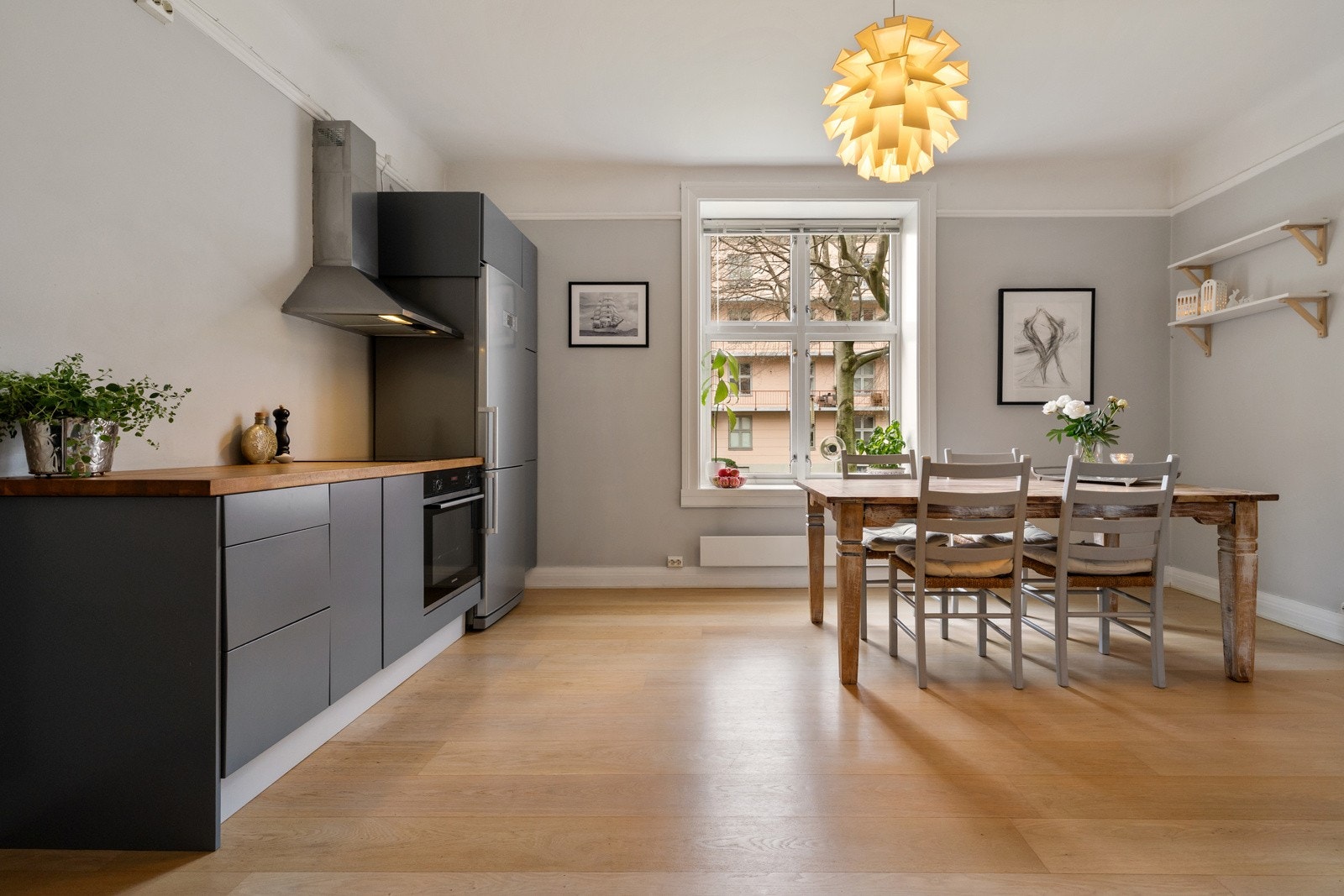 Leiligheten har gjennomgående god standard og inneholder entré, stue, separat kjøkken med spiseplass og vedovn, to romslige soverom og bad med separat toalett. Galleribilde