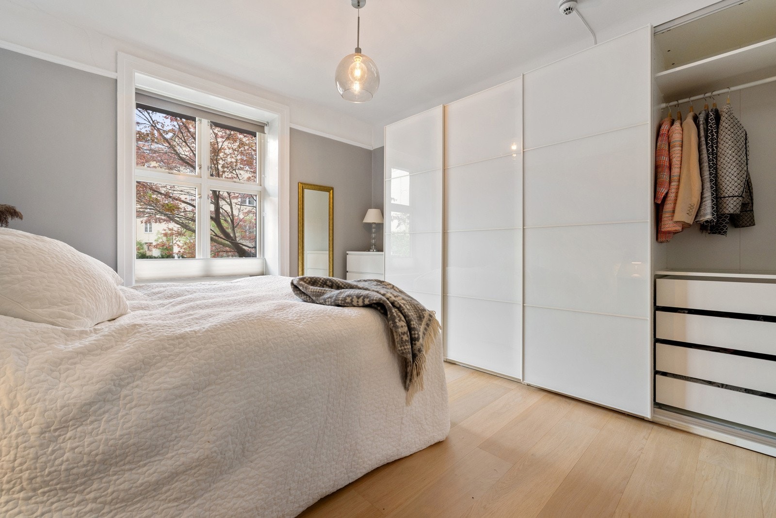 En stor og praktisk skyvedørsgarderobe medfølger salget. Galleribilde