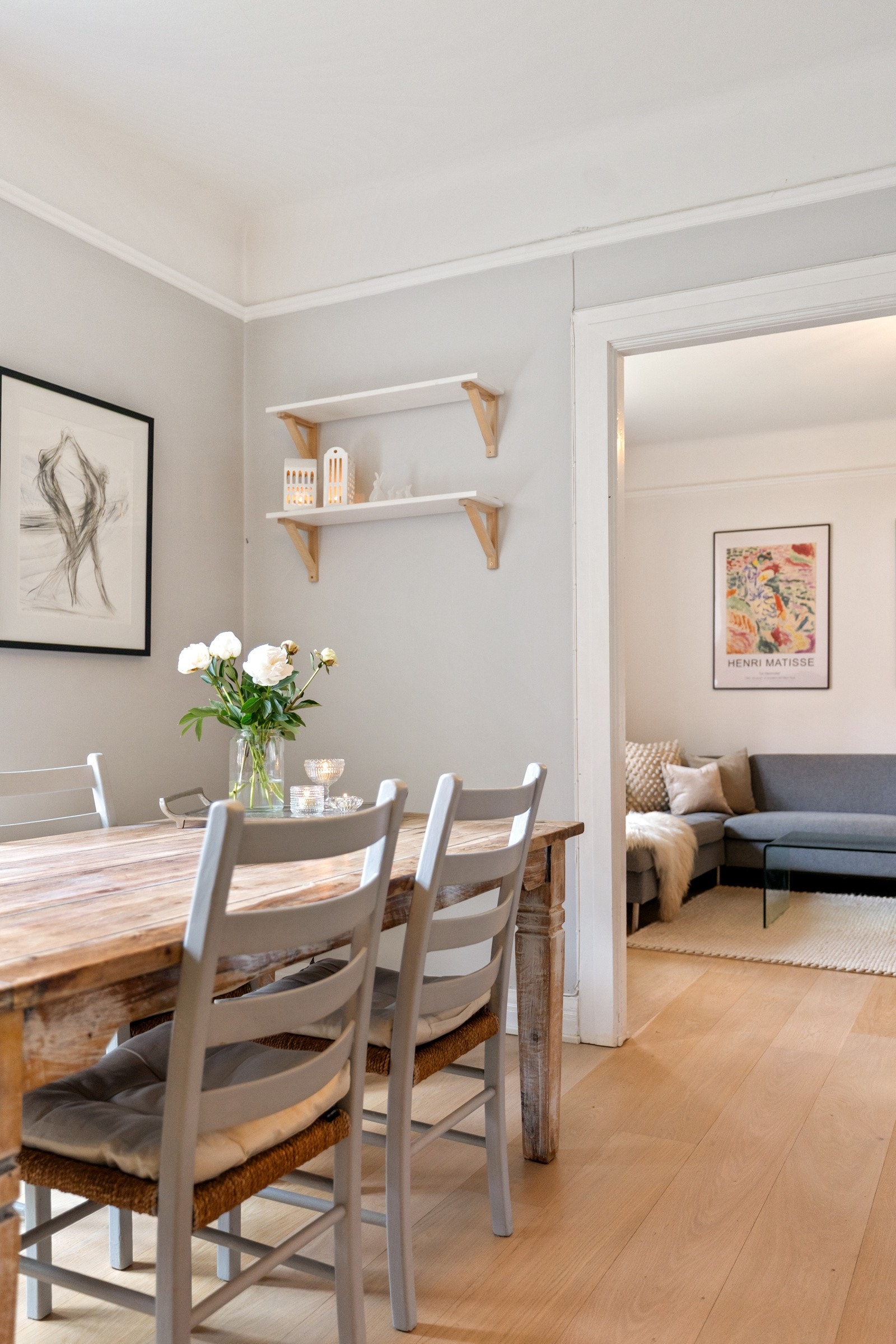 Det er god plass til spisebord - perfekt for både hverdagsmiddager og hyggelige sammenkomster. Galleribilde