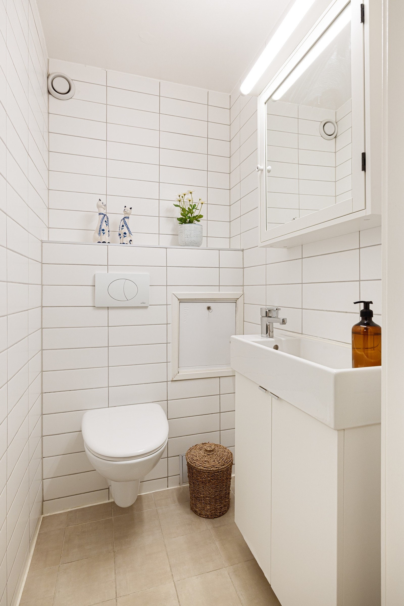 Vegg i vegg finner du et ekstra separat toalettrom med vegghengt toalett , speilskap og vask med underskap. Galleribilde