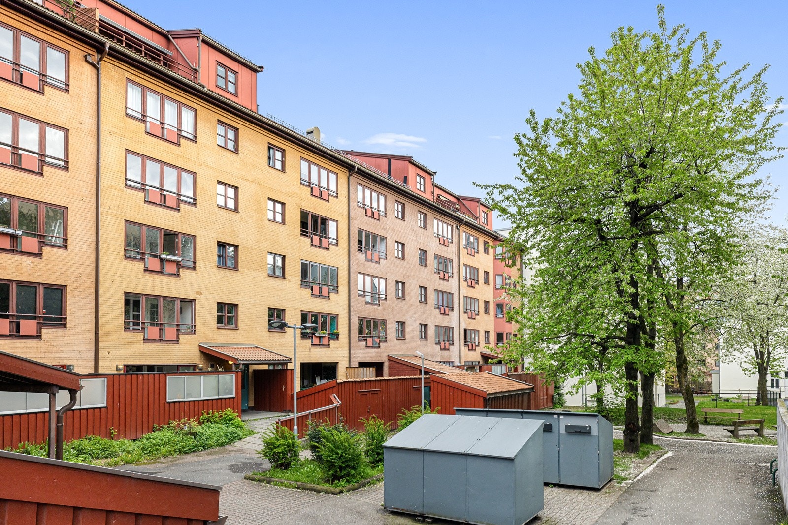 Bakgården er lukket og pent opparbeidet med både sittegrupper og diverse beplantning. Galleribilde