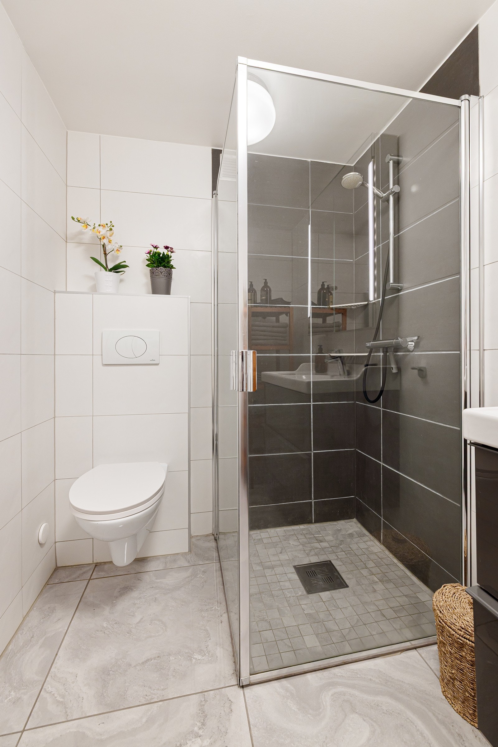 Badet har tidløse fliser på gulv og vegger. Det er også varmekabler på badet. Galleribilde