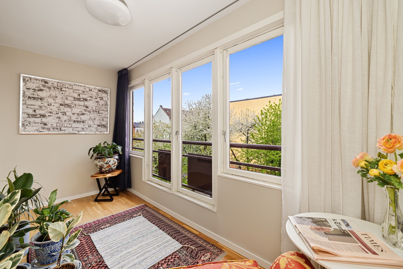 Boligen har en flott innglasset veranda på ca. 7 kvm. Verandaen ligger i vestvendt retning og byr dermed på gode lysforhold. Galleribilde