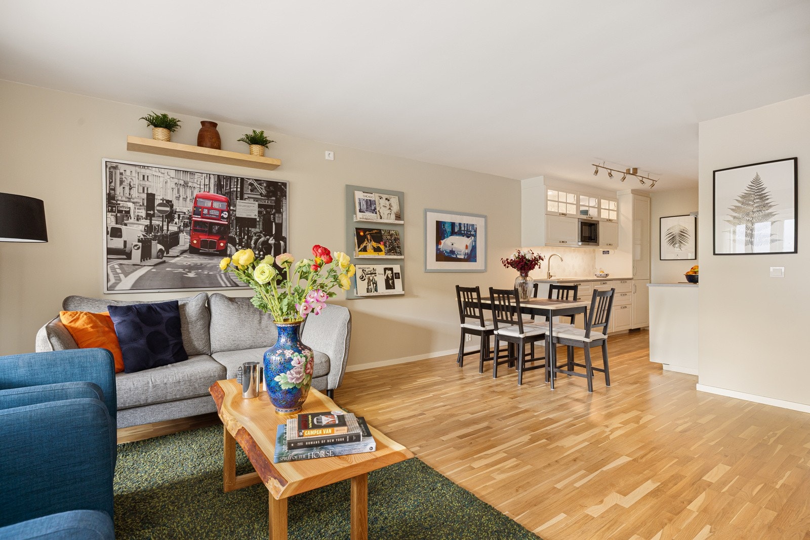 Leiligheten har en god planløsning med en romslig stue. Her er det godt med plass til både sofagruppe og mediemøblement. Galleribilde