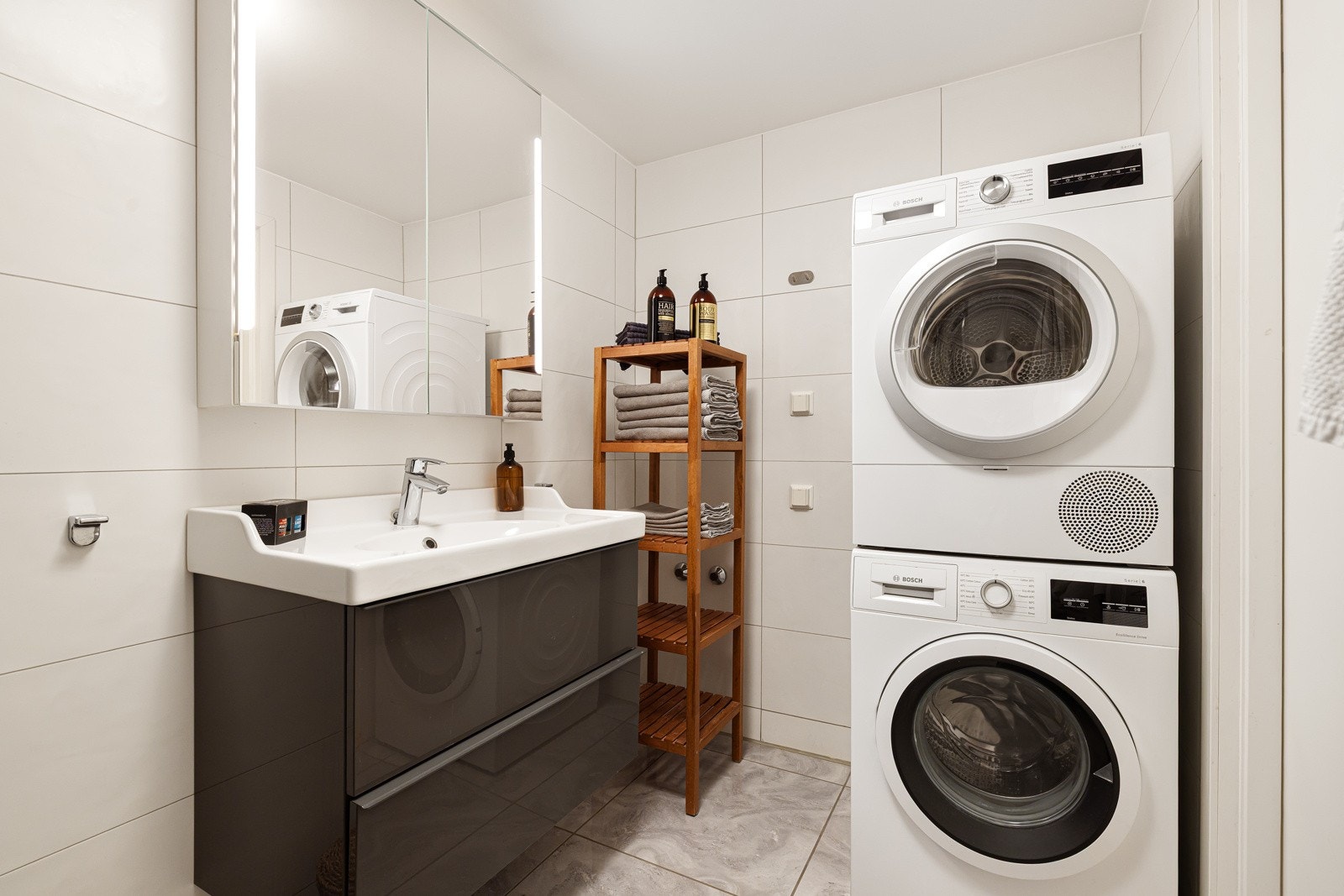 Leiligheten har et pent og moderne bad som ble pusset opp av fagfolk i 2015. Badet har opplegg for vaskemaskin og tørketrommel. Galleribilde