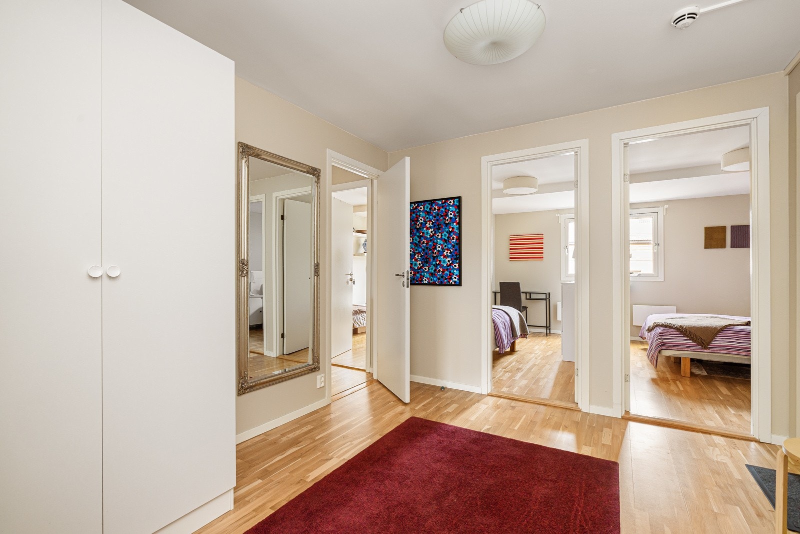 Fra leilighetens gang har man videre adkomst til leilighetens øvrige soverom. Galleribilde