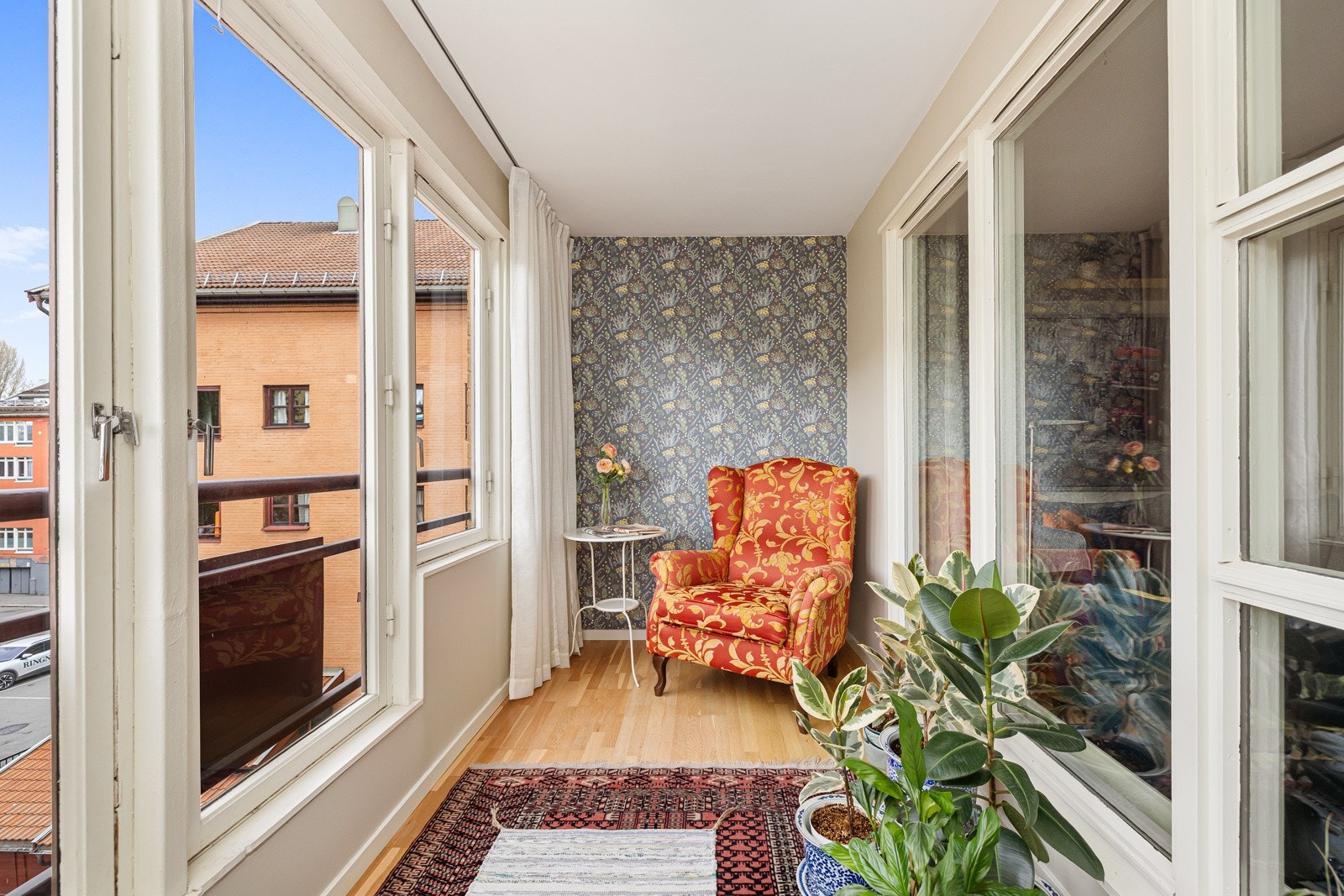 Her er det plass til diverse møblement. Her har man hyggelig utsyn mot sameiets bakgård. Galleribilde