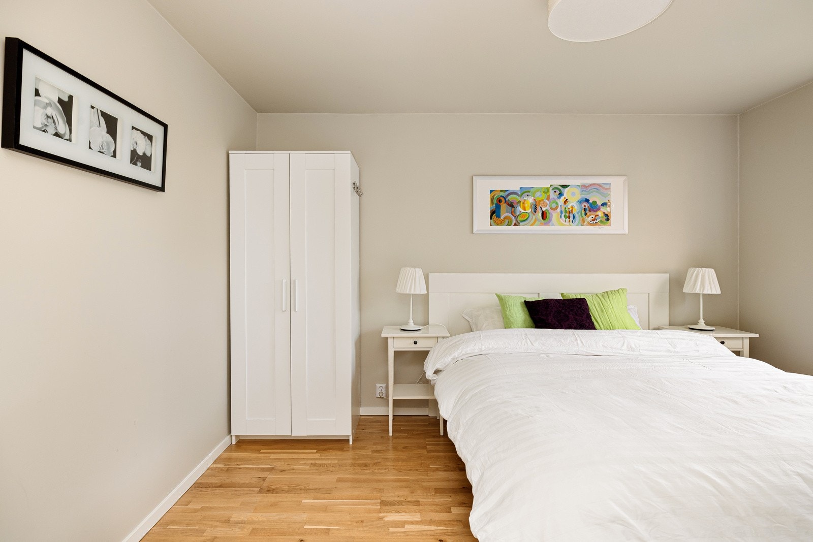 Her er det godt med plass til både dobbeltseng og garderobe. Galleribilde