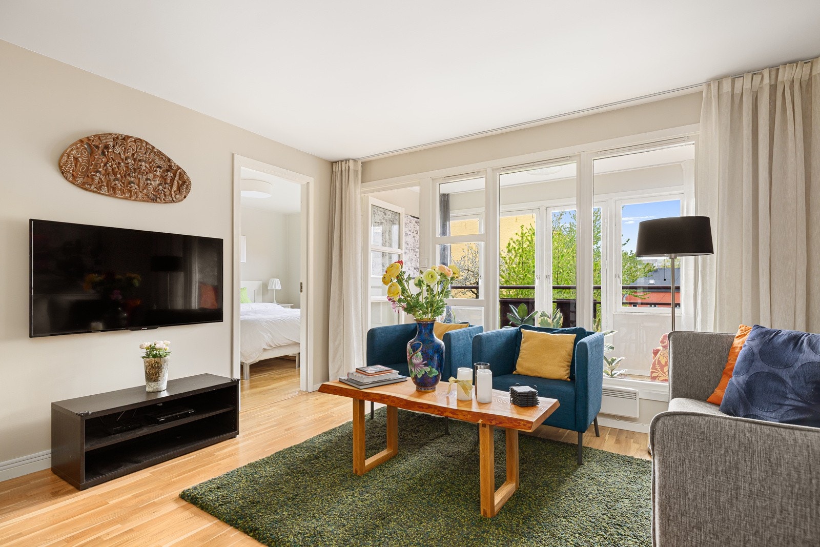 Leiligheten ble i 2015 betydelig påkostet med pen parkett og tidsrikige flater på vegg og himling. Galleribilde