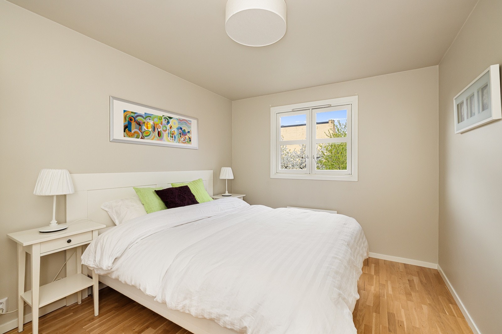 Leiligheten hovedsoverom har adkomst fra stuen. Soverommet vender ut mot rolig bakgård. Galleribilde