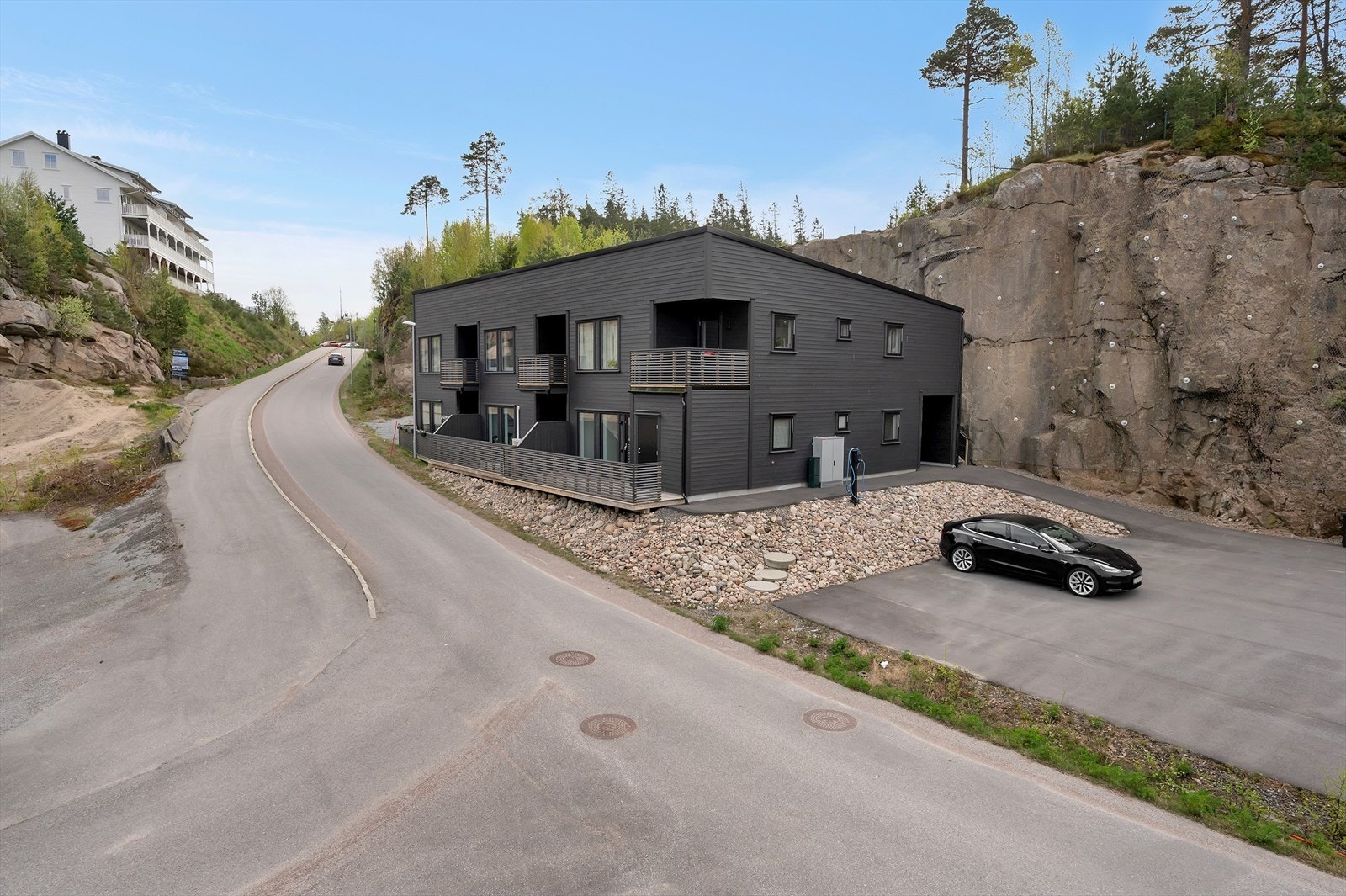 P-plass med ladepunkt for elbil inkludert Galleribilde
